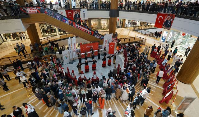 Cumhuriyet Kutlamalarında Büyükşehir’in Halk Oyunları Ekibi Görsel Şölen Sundu