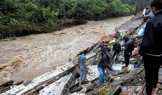 İran'da nehir taştı: 15 kişi hayatını kaybetti