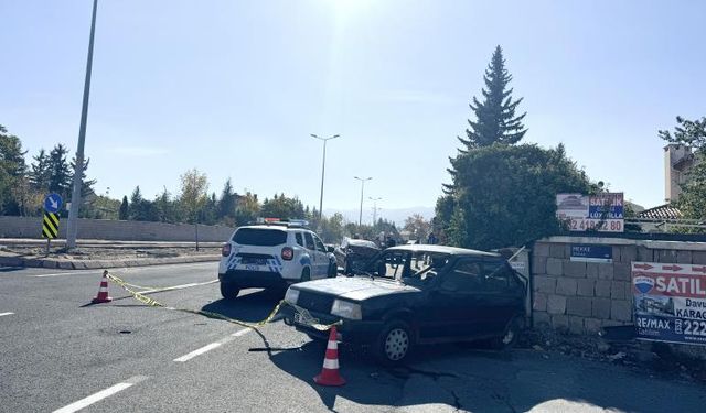 Kayseri'de İki Otomobil Çarpıştı: 1 Ölü, 3 Yaralı