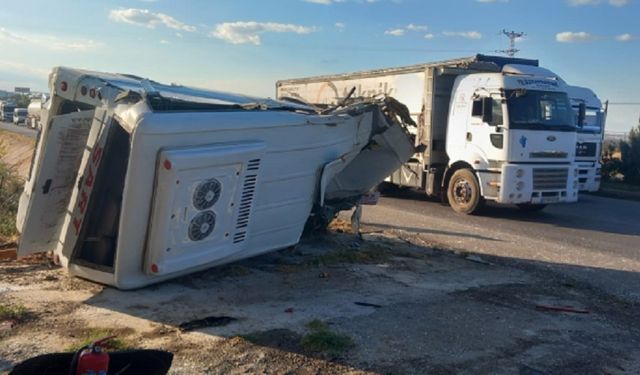 Manisa'da tır minibüse arkadan çarptı