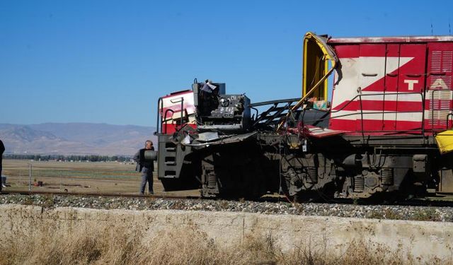 Muş'ta Yolcu Treni Beton Pompasına Çarptı: 1 Ölü