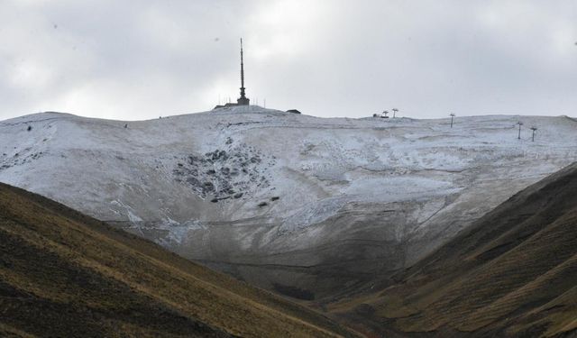 Palandöken'e kar yağdı