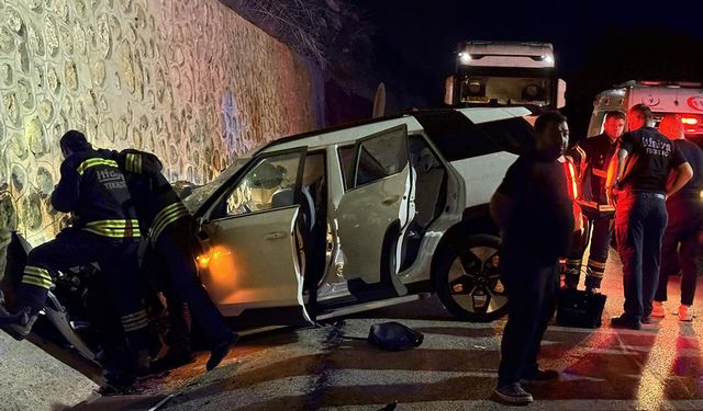 Tekirdağ'da kontrolden çıkan bir cip istinat duvarına çarptı