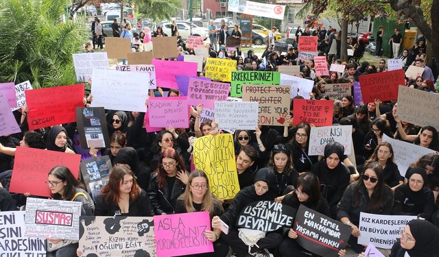 Üsküdar Üniversitesi öğrencileri ve akademisyenleri “Şiddete Karşı” yürüdü!