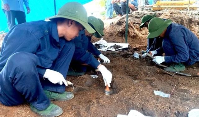 Vietnam'da bir evin temelinde askerlere ait toplu mezar bulundu