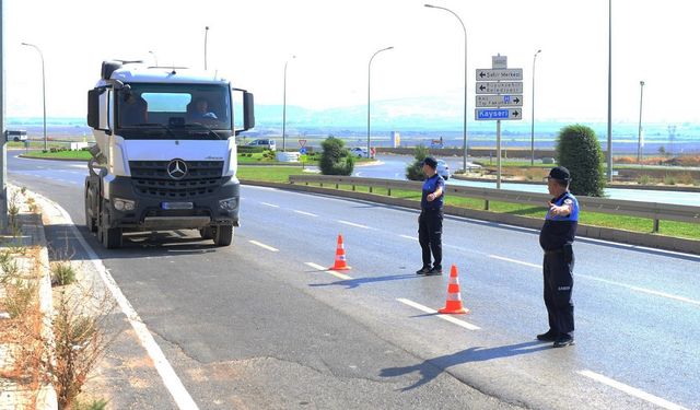 Yola Harç Döküp İlerleyen Beton Mikseri Sürücüsüne Ceza