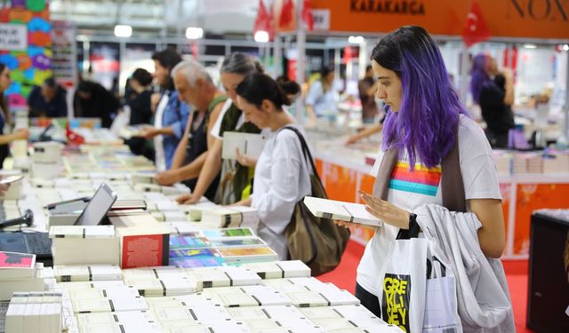 14. Antalya Kitap Fuarı ziyaretçilerini ağırlamaya devam ediyor