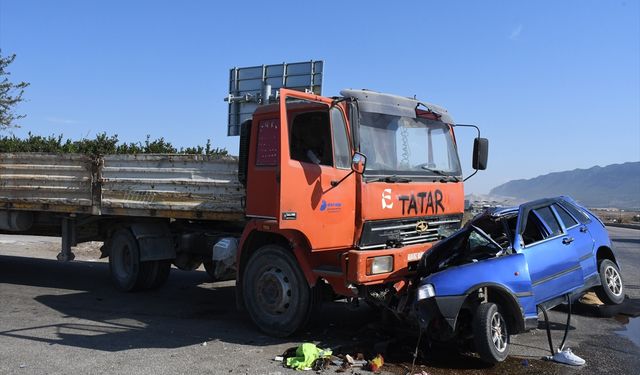 Adana tırla çarpışan otomobildeki 1 kişi öldü, 1 kişi yaralandı