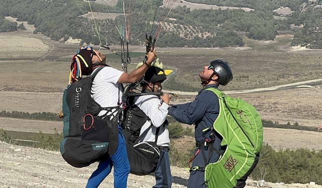 Adana'da 13. Kostümlü Yamaç Paraşütü Festivali sona erdi