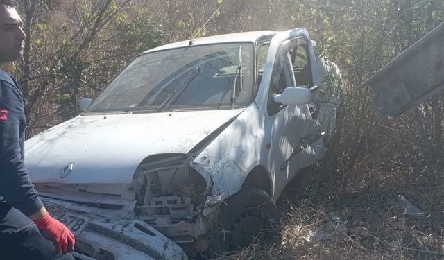 Adana'da bariyerlere çarpıp devrilen otomobilin sürücüsü öldü