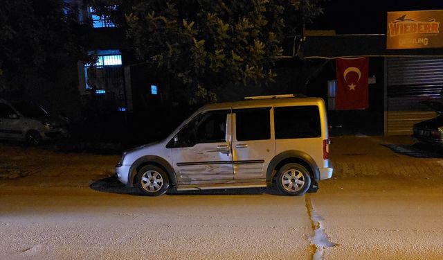 Adana'da hafif ticari araçla çarpışan motosikletteki 2 kişi yaralandı