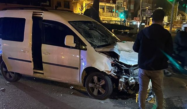 Adana'da kamyonetle çarpışan elektrikli bisikletteki 1 kişi öldü, 2 kişi yaralandı