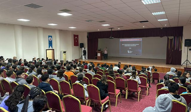 Adana'da öğrencilere internetin bilinçli ve güvenli kullanımı anlatıldı