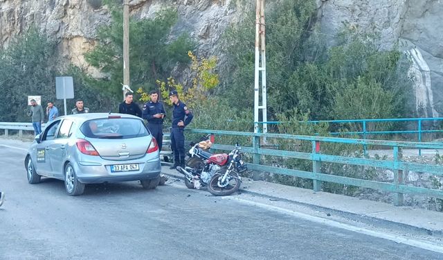 Adana'da otomobille çarpışan motosikletteki 1 kişi öldü, 1 kişi yaralandı