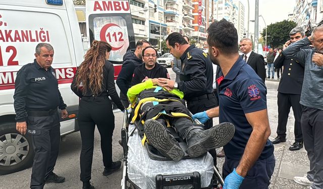 Antalya İl Emniyet Müdürü, trafik kazasında yaralanan polisin elini tutarak ambulansı bekledi