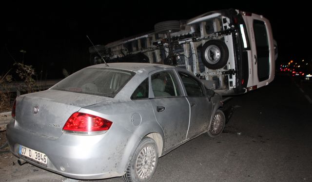 Antalya'da servis minibüsü ile otomobil çarpıştı