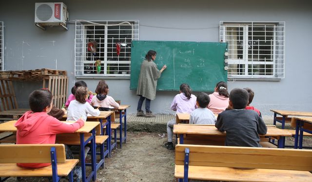 Arzu öğretmen atık malzemelerden tasarladığı ürünlerle okulu renklendirdi