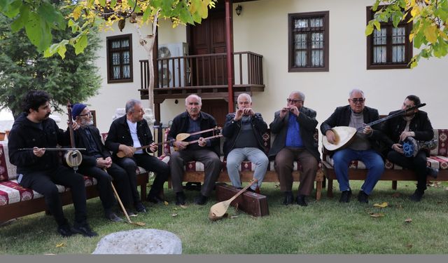 Burdur'da tarihi kültür evinde yöresel müzik dinletisi sunuldu