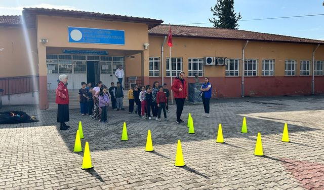 Dörtyol'da Gençlik Merkezi üyeleri öğrencilerle bir araya geldi