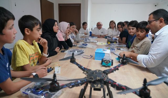 Erdemli'de çocuklara robotik kodlama eğitimi veriliyor