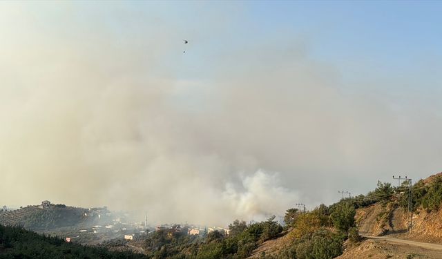 2 -Hatay'da çıkan orman yangını söndürülmeye çalışılıyor