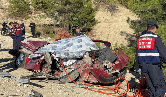 Çimento Tankeriyle 3 Otomobilin Karıştığı Kazada 3 Kişi Öldü, 5 Kişi Yaralandı