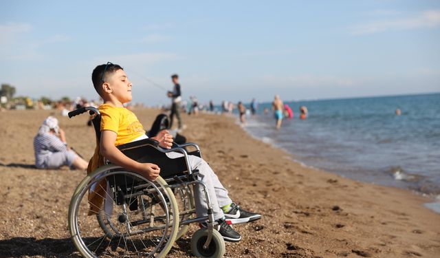 Hakkarili engelli Umut'un deniz görme hayali Antalya'da gerçek oldu