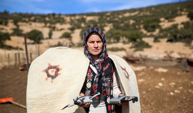 Kadın çoban, sürüsünün takibini dronla yapıyor