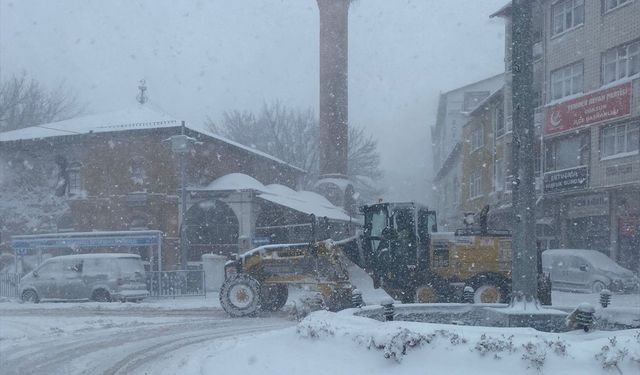 Kahramanmaraş'ta kar ve tipi nedeniyle kapanan 203 mahalle yolu ulaşıma açıldı