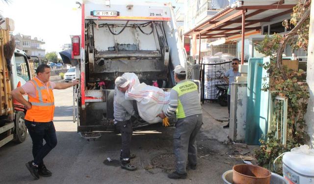 Kepez'de bir evin bahçesinden 3 kamyon çöp çıktı