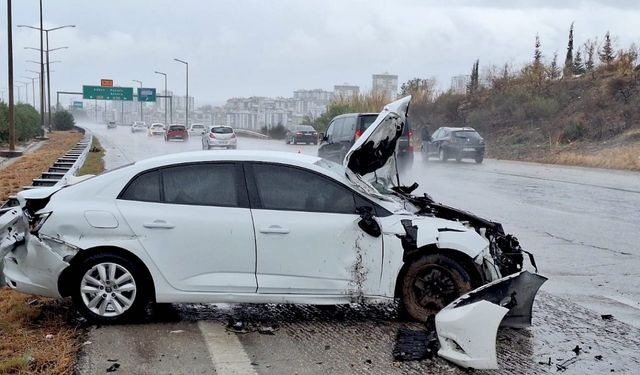 Mersin'de bariyere çarpan otomobildeki 4 kişi yaralandı