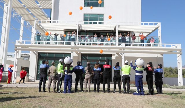 Mersin'de polisler, lösemi tedavisi gören çocukları buluştu