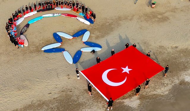 Mersin'de sporcular Büyük Önder Atatürk'ü kumsaldaki ay yıldız figürüyle andı