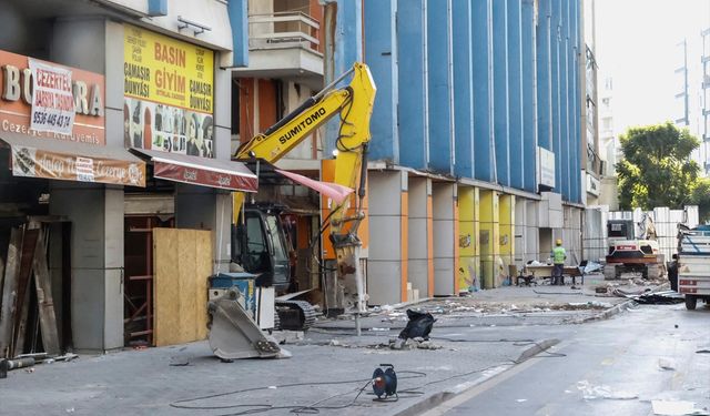 Mersin'in simge yapılarından Kırmızı-Lacivert İşhanı'nda yıkım hazırlıkları başladı