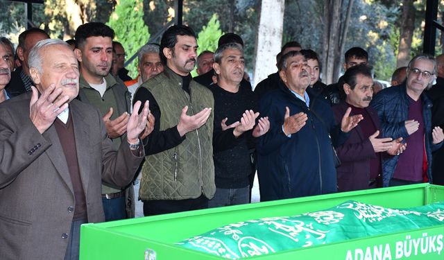 Şarkıcı Bayhan Gürhan'ın babasının cenazesi Adana'da toprağa verildi