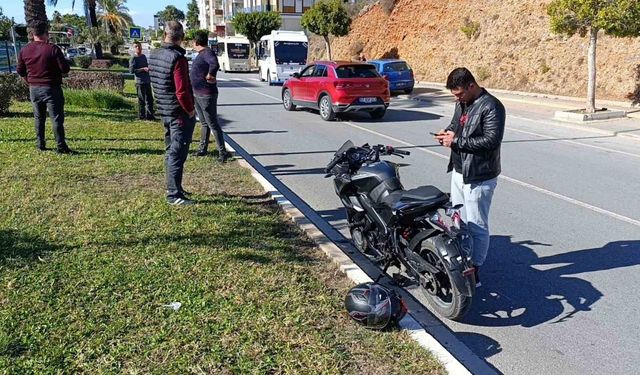 Antalya’da motosiklet minibüsle çarpıştı: 2 yaralı