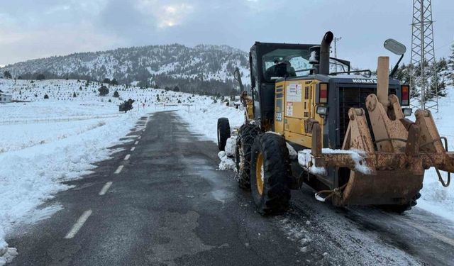 Büyükşehir, kar yağışı sonrası 203 mahalle yolunu açtı