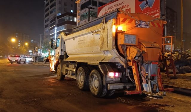 Kahramanmaraş büyükşehir belediyesinden gece mesaisi