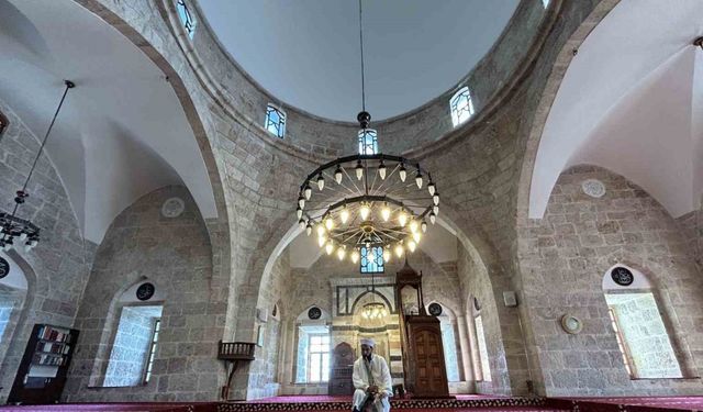 Mimar Sinan tarafından inşa edilen 450 yıllık camide ney dersleri veriliyor