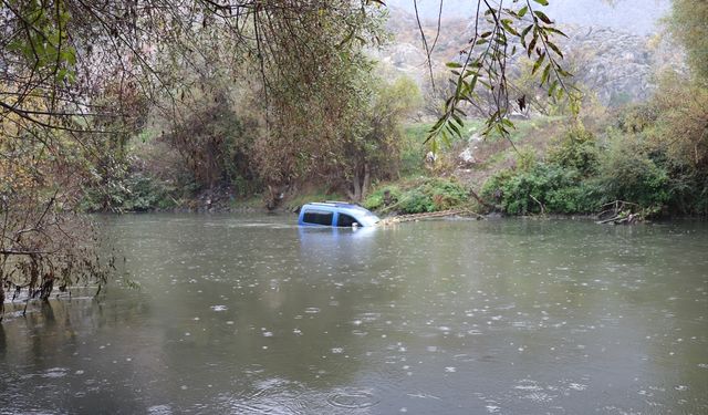 Amasya'da nehre düşen aracın sürücüsü kazadan yara almadan kurtuldu