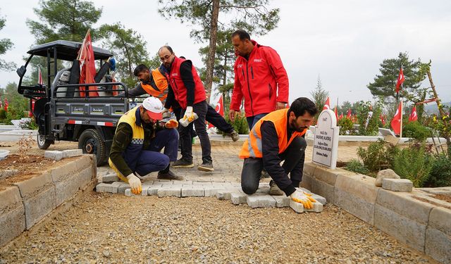 Büyükşehir, Şehir Genelinde 2 Bin 300 Mezarlıkta Seferberliğini Sürdürüyor