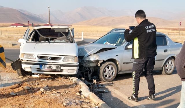 Afşin’de Çevre Yolunda Maddi Hasarlı Trafik Kazası