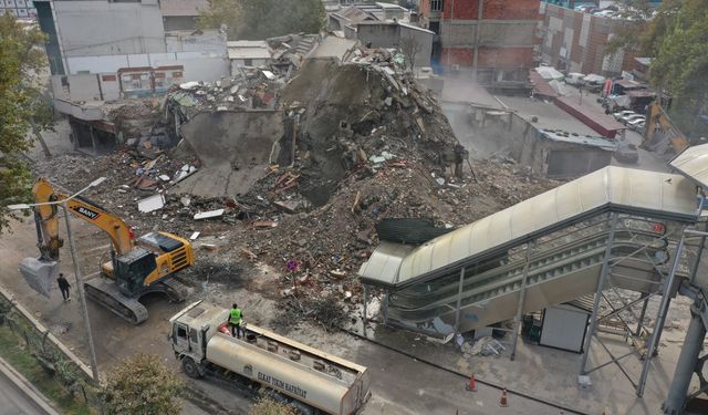 Depremin Merkez Üssü Kahramanmaraş'ta Hasarlı Binalar Yıkılıyor