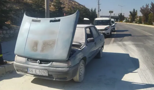 Elbistan’da Seyir Halindeki Otomobilde Yangın Çıktı