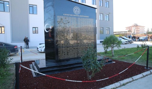 Hatay'da depremde hayatını kaybeden 408 öğretmenin anısına anıt yapıldı