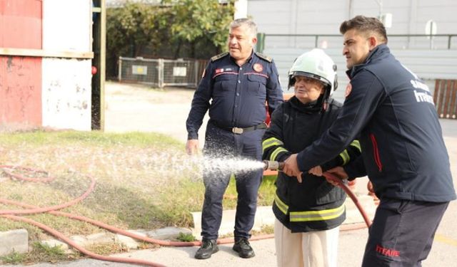 İtfaiyeci Olma Hayalini 67 Yaşında Gerçekleştirdi