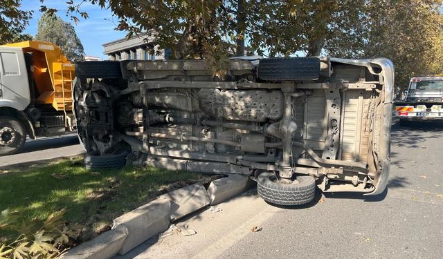 Kontrolden Çıkan Kamyonet Refüje Çıkıp Devrildi: 2’si Ağır 5 Yaralı