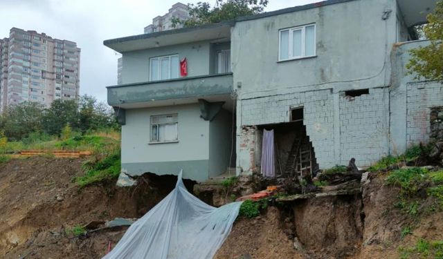 Samsun'da Toprak Kayması: 2 Katlı Bina Hasar Gördü