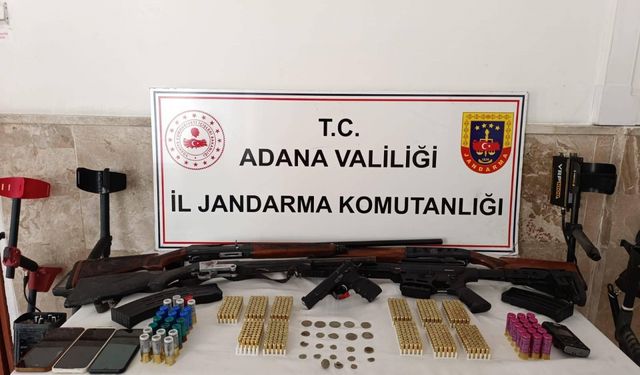 Adana'da bir evde 5 ruhsatsız silah ele geçirildi