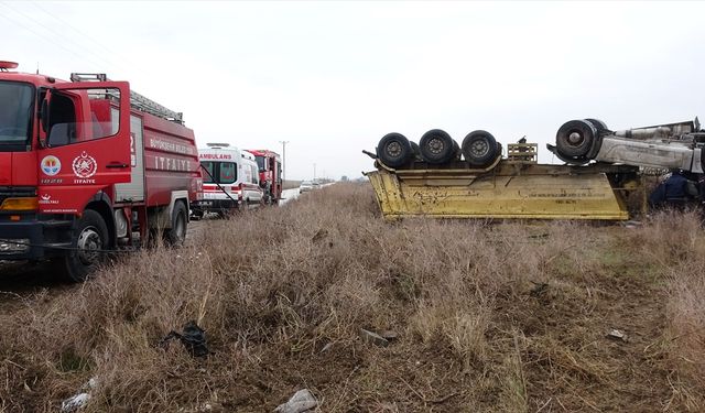 Adana'da devrilen kamyonun şoförü yaralandı